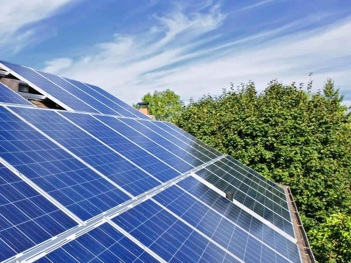 Pourquoi faire installer des panneaux solaires photovoltaïques ou  thermiques à son domicile ?