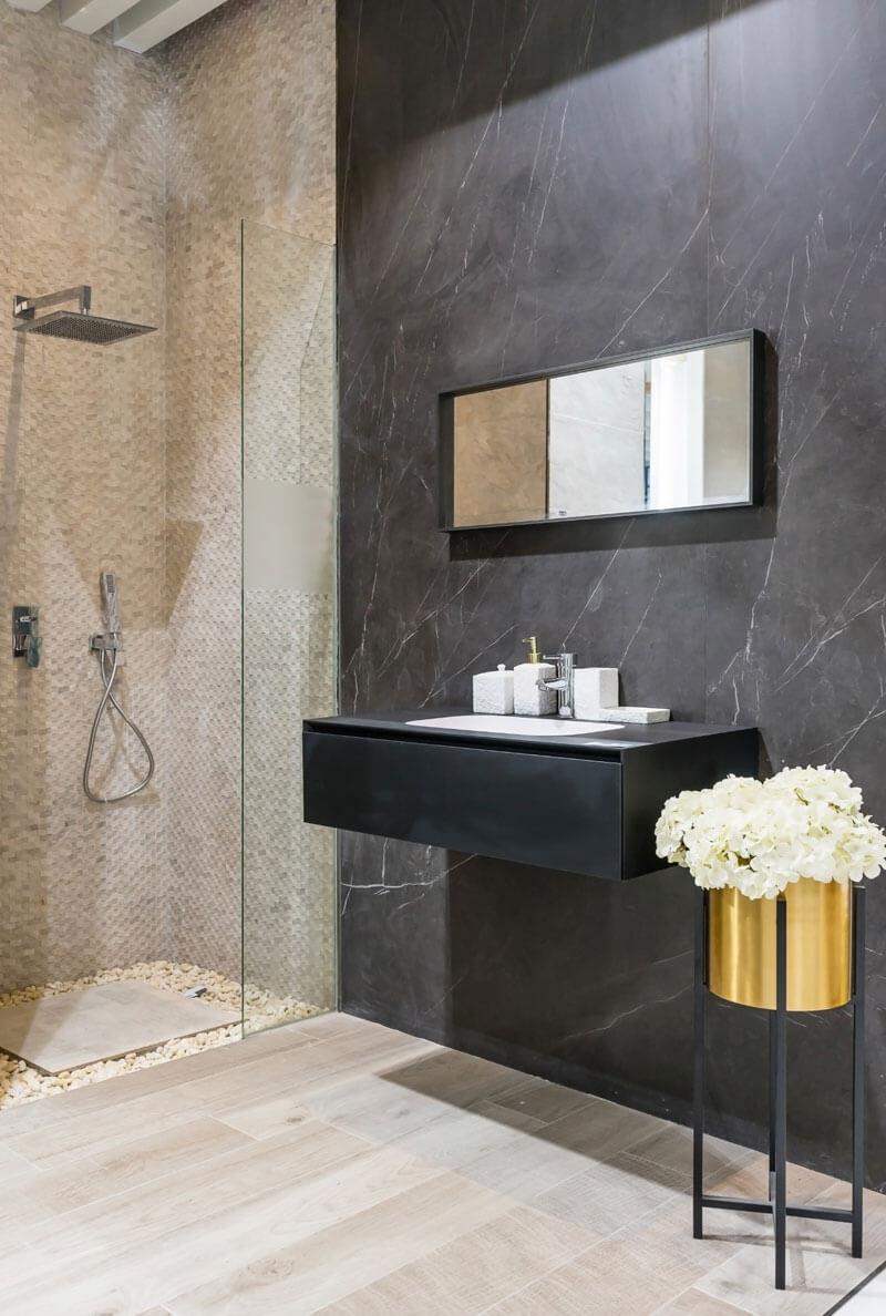 Salle de bain moderne avec douche italienne