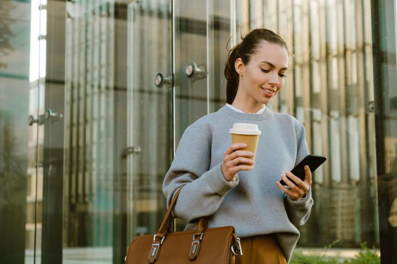 Jeune femme qui observe la rentabilité de son investissement immobilier