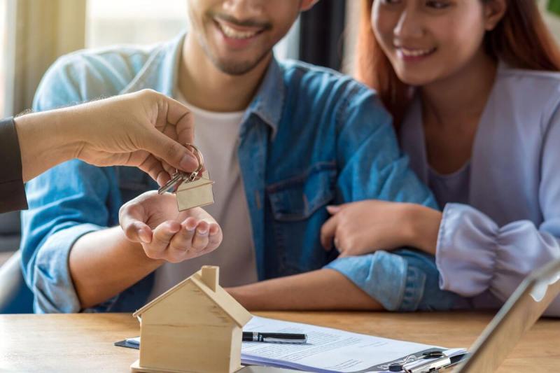 Couple qui obtient les clés de leur nouvelle maison